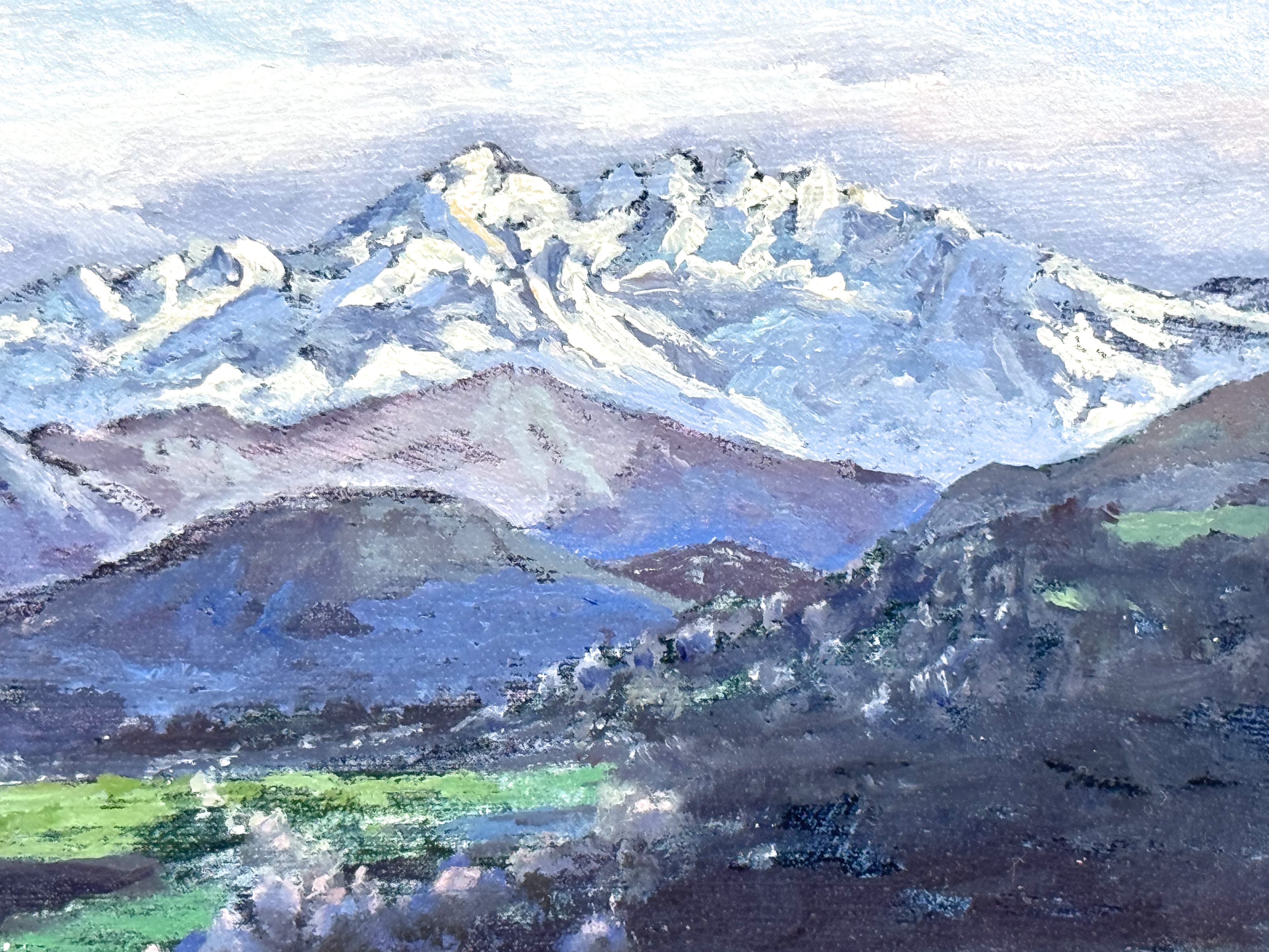Picos de Europa desde Biedes, óleo de Tere Casielles, sostenido en una mano para mostrar su tamaño.