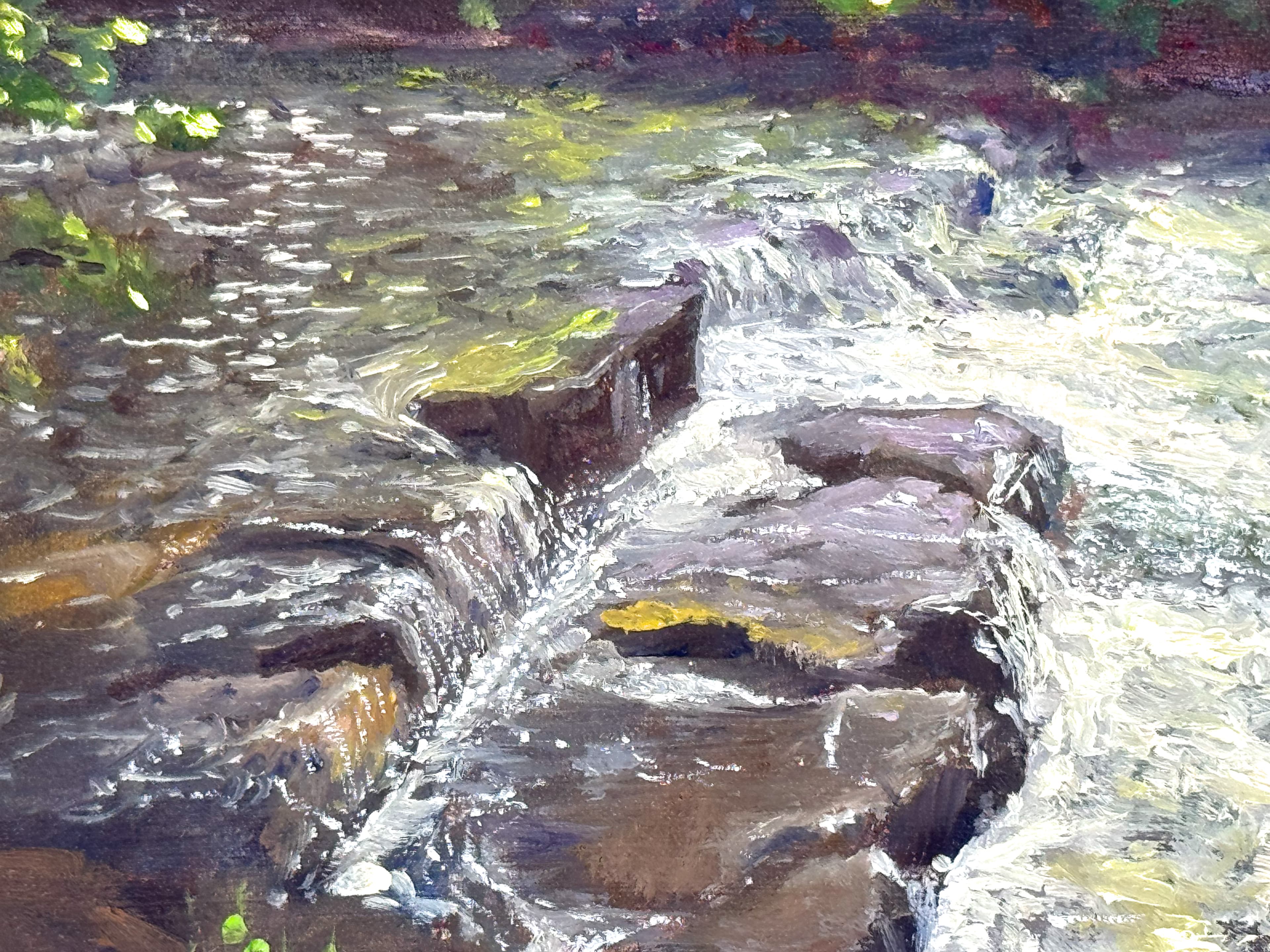Es el río Nalón, óleo de Tere Casielles, sostenido en una mano para mostrar su tamaño.